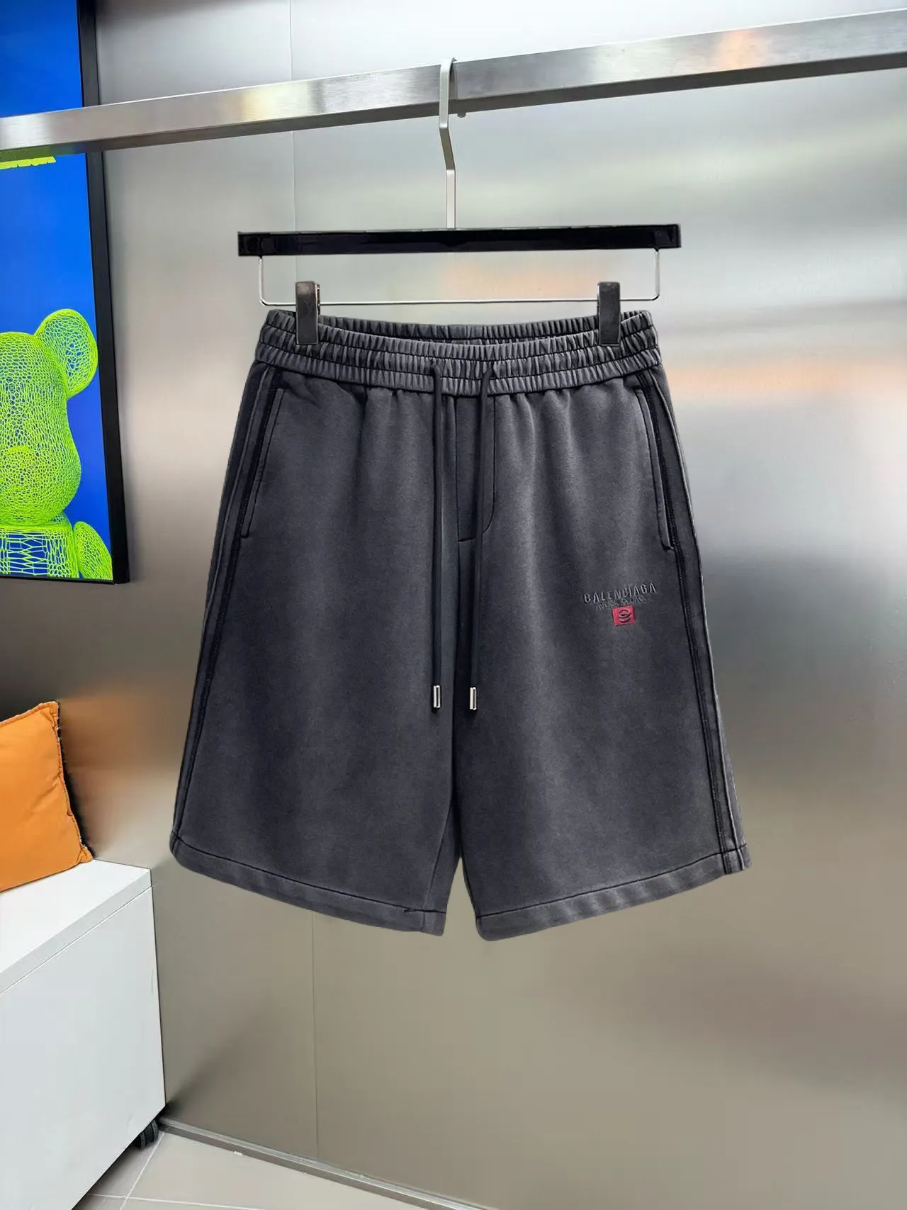 Balenciaga's three-standard complete 2026 summer New Arrival men's casual shorts, advanced custom-made Breathable fabric, Breathable fabric, extremely stretchy and comfortable, impeccable details, top-grade accessories, original logo design concept, delicate and soft feel! The upper body fit is awesome! Size: M-XXXL Please state your height and weight when ordering